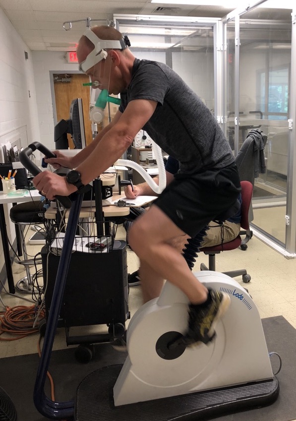 Students practicing a VO2max test on Harris ’93 in the Jack Borgenicht Altitude Physiology Facility. Photo credit: Grace Becker ’19