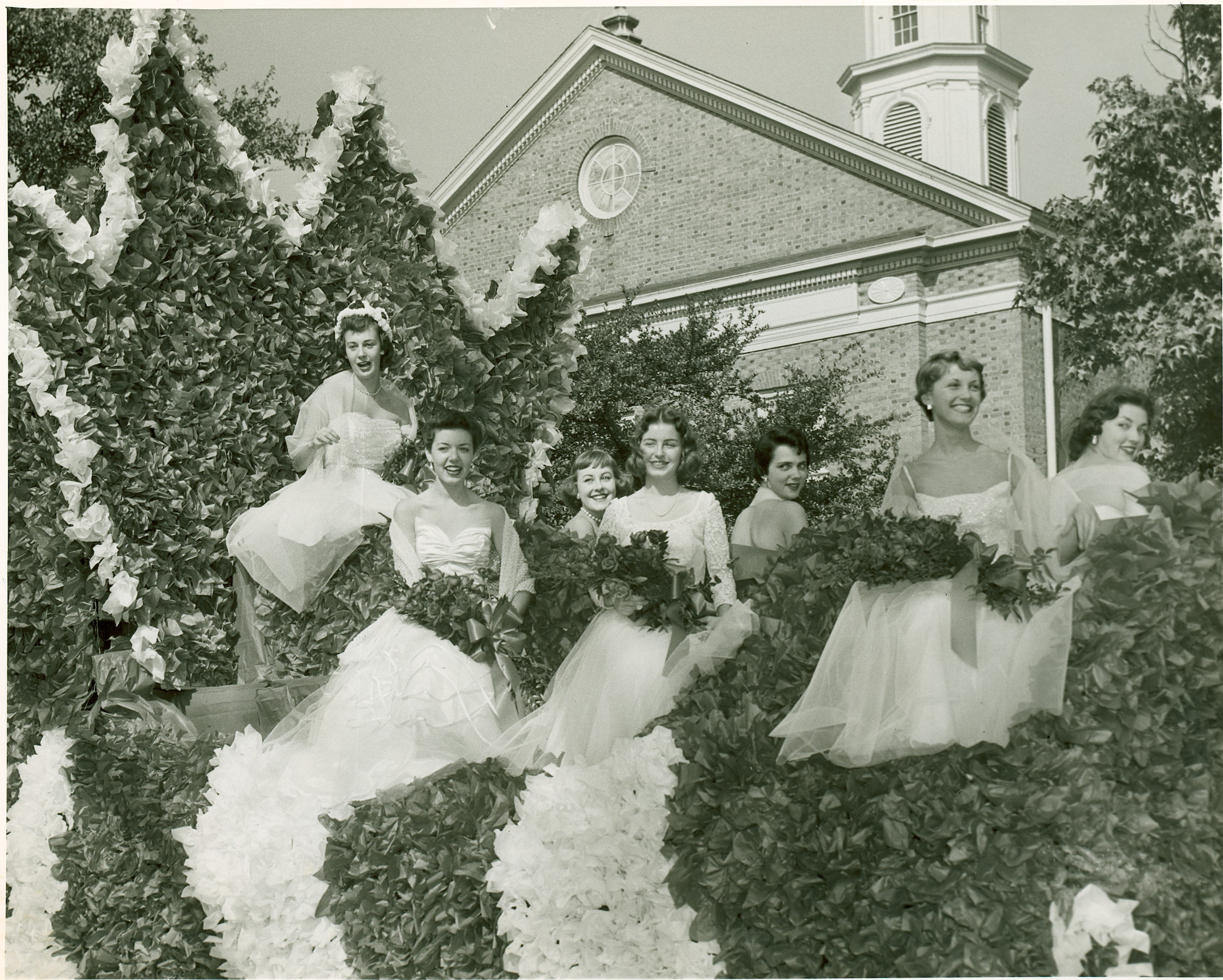 1952 Homecoming Queen Dorothy Bailey Sazio ’53, M.Ed. ’68 and attendants riding on a parade float.