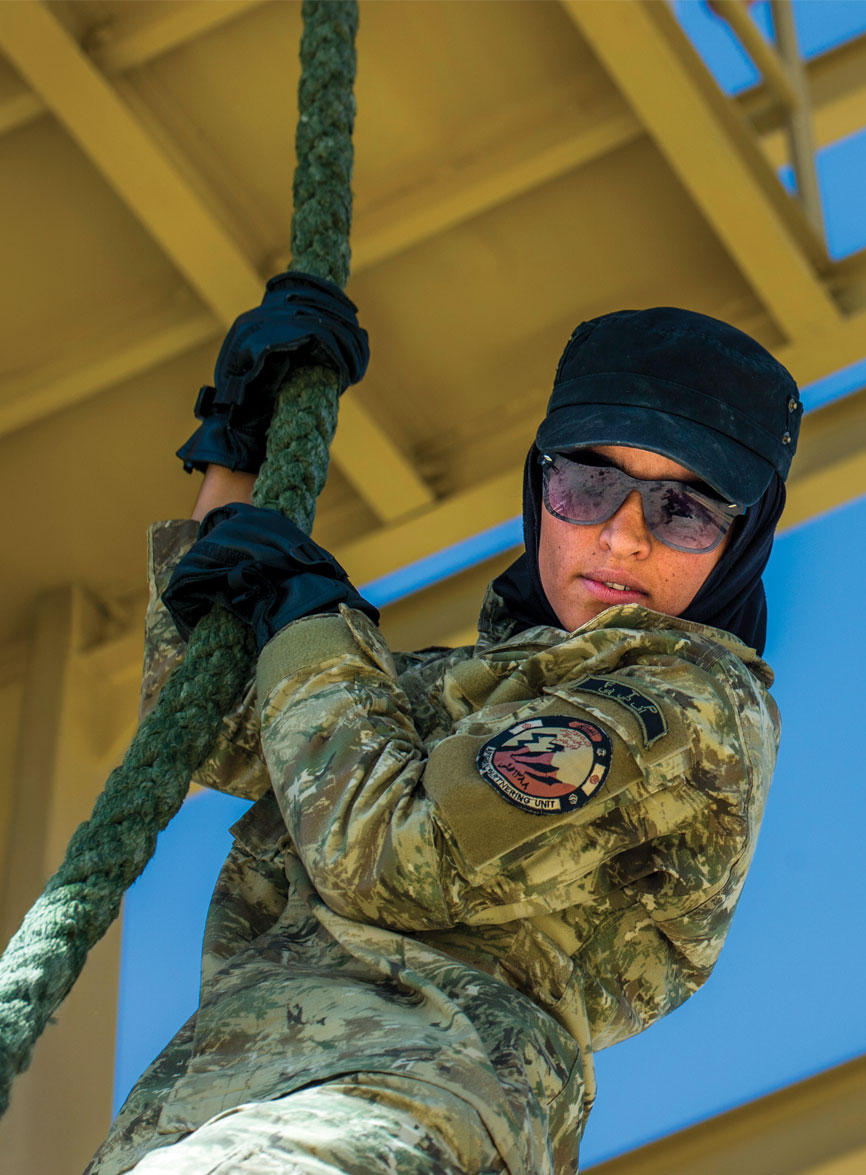 soldier demonstrates rope climbing